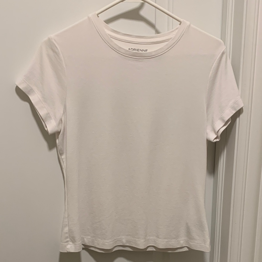 Adrienne Classic White Short Sleeve Tee. Pre-owned in great condition. Size:M.